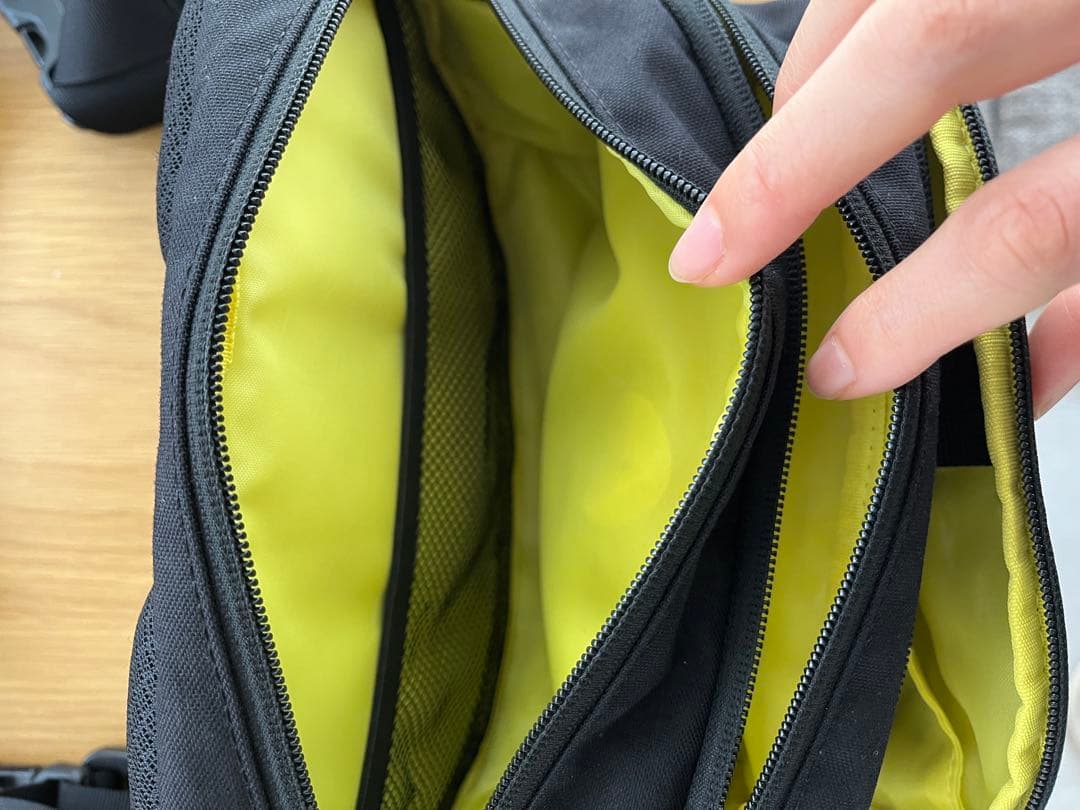 【美品】Hugoo ヒップシート 黒 ナイロン 3ポケット
