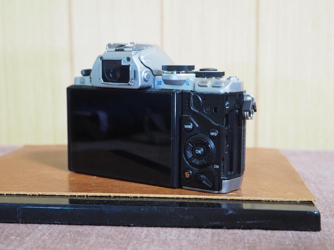 ロ*ル様 【ジャンク・部品取り用】オリンパス　OM-D　E10 ボディのみ