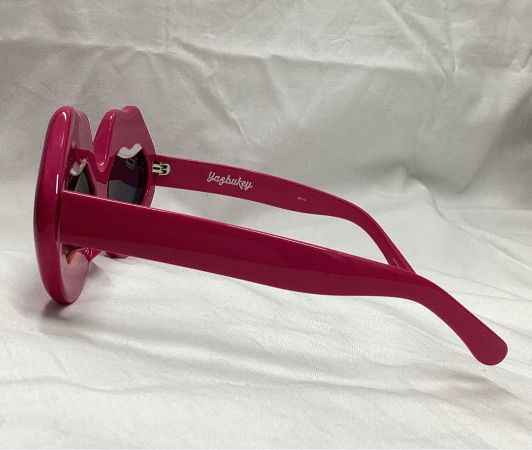 LINDA FARROW × Yazbukey リップモチーフサングラス