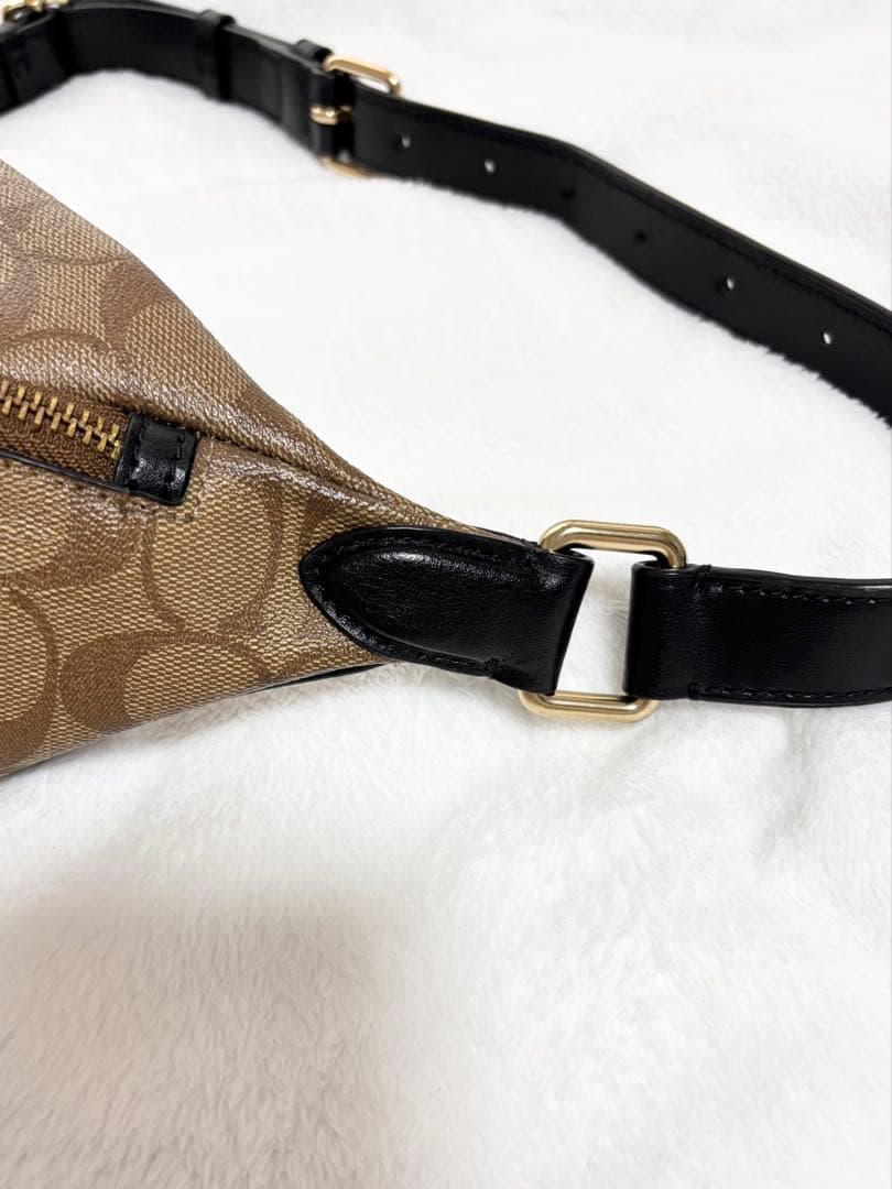 COACH パッチ付きボディバッグ