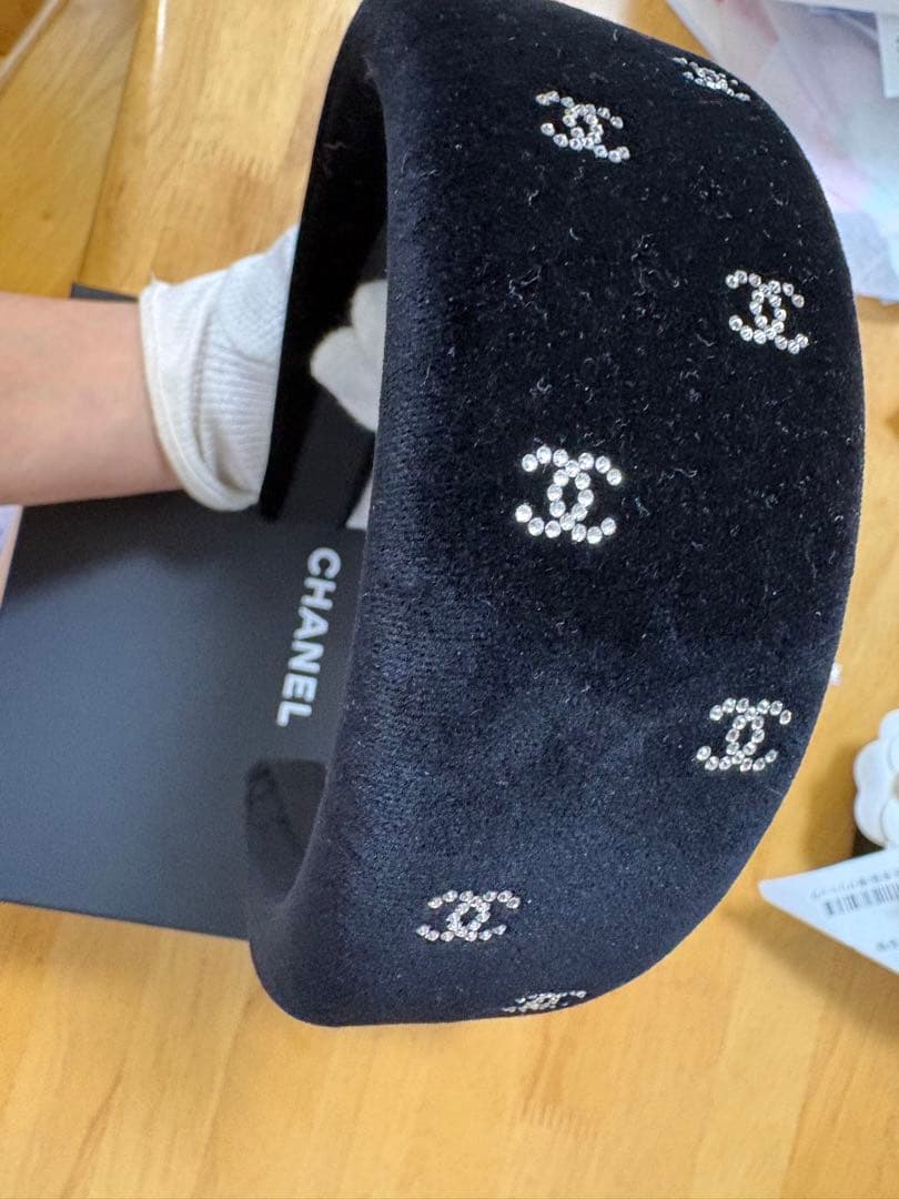 シャネル　CHANEL 黒ベルベットシルバーヘアバンド　カチューシャ