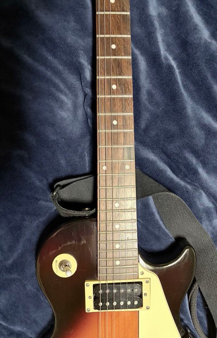Epiphone Les Paul 100 ヴィンテージ・サンバーストカラー‼️