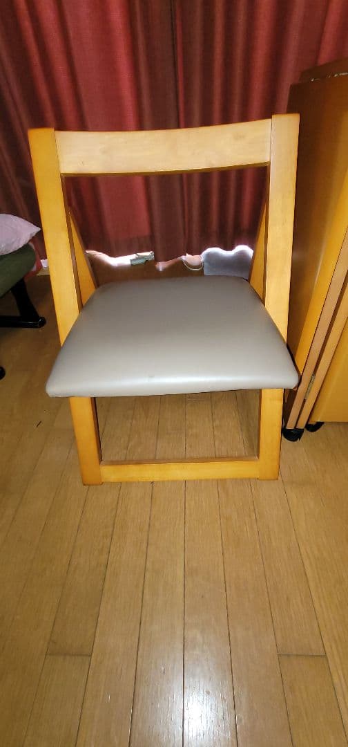 木製デスクとグレー椅子セット