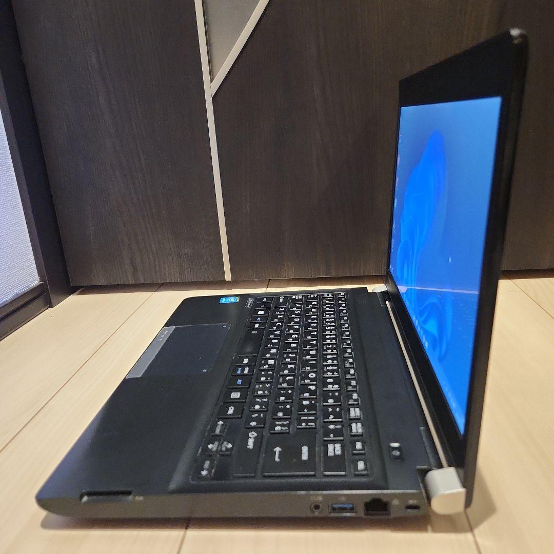 ノートパソコン　薄型　軽量　持ち運びも可能　東芝　dynabook