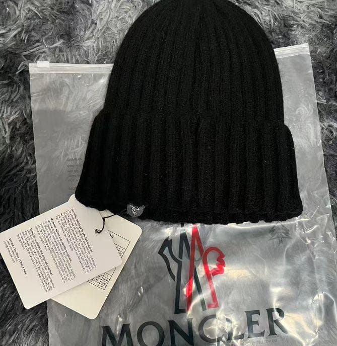 MONCLER黒のニット帽