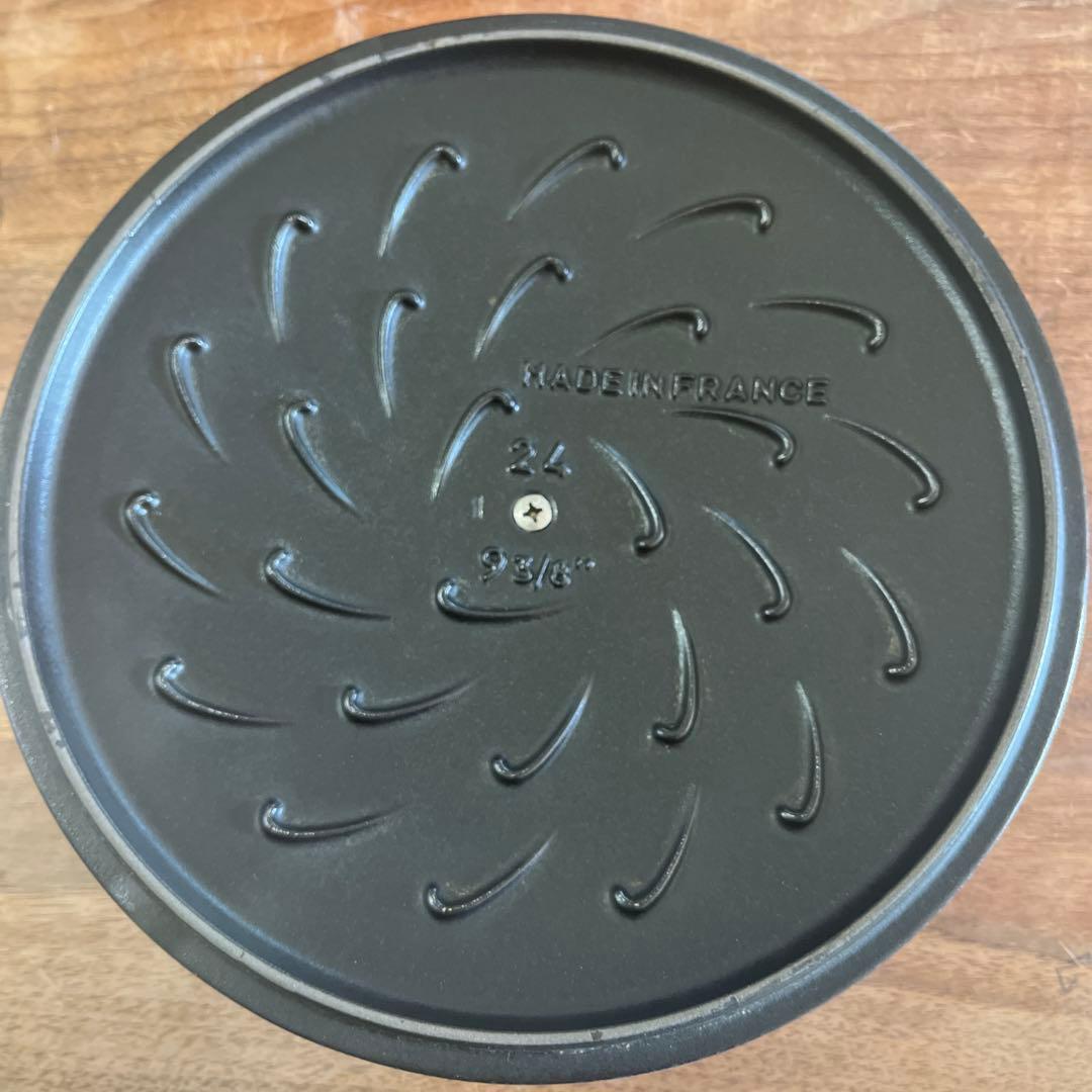 staub 鍋　24cm (週末のみこの値段)