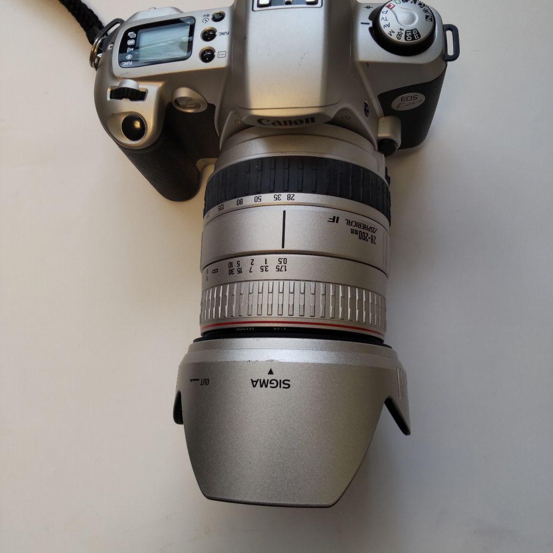 Canon 一眼レフフィルムカメラ EOS Kiss レンズ付き。