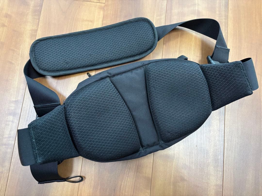 Hugoo ハグー ヒップシート ショルダーバッグ 2WAY ブラック 収納袋付