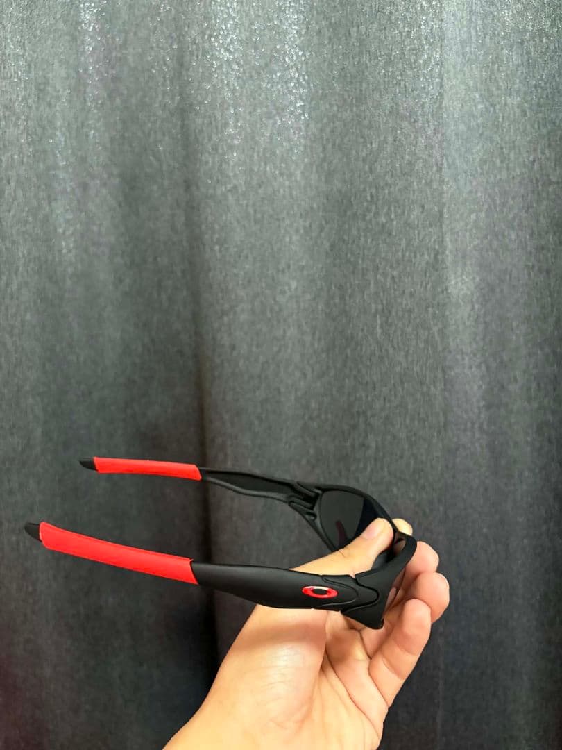 j*様 Oakley スポーツサングラス ブラック/レッド