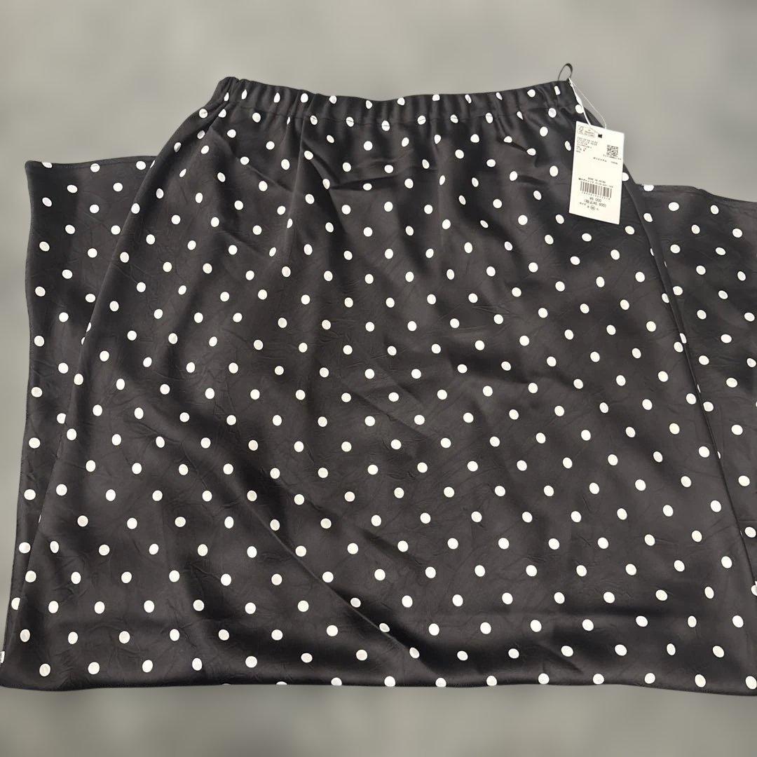 新品タグ付き　LOWRYSFARMストレッチサテンスカート　ドット