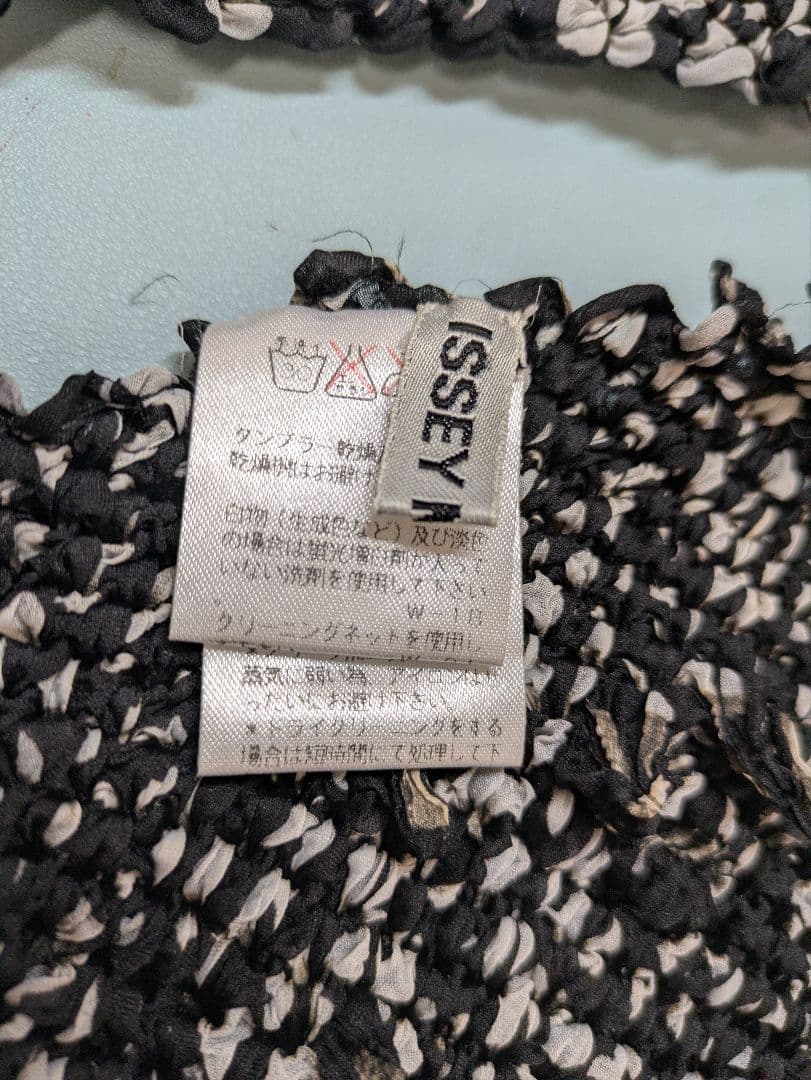 ISSEY MIYAKE マフラー 黒/白