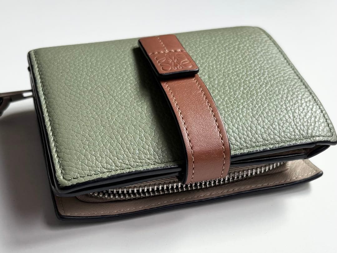 LOEWE グリーン 二つ折り財布