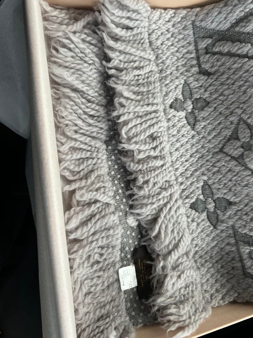 ク*ド様 LOUIS VUITTON グレー マフラー
