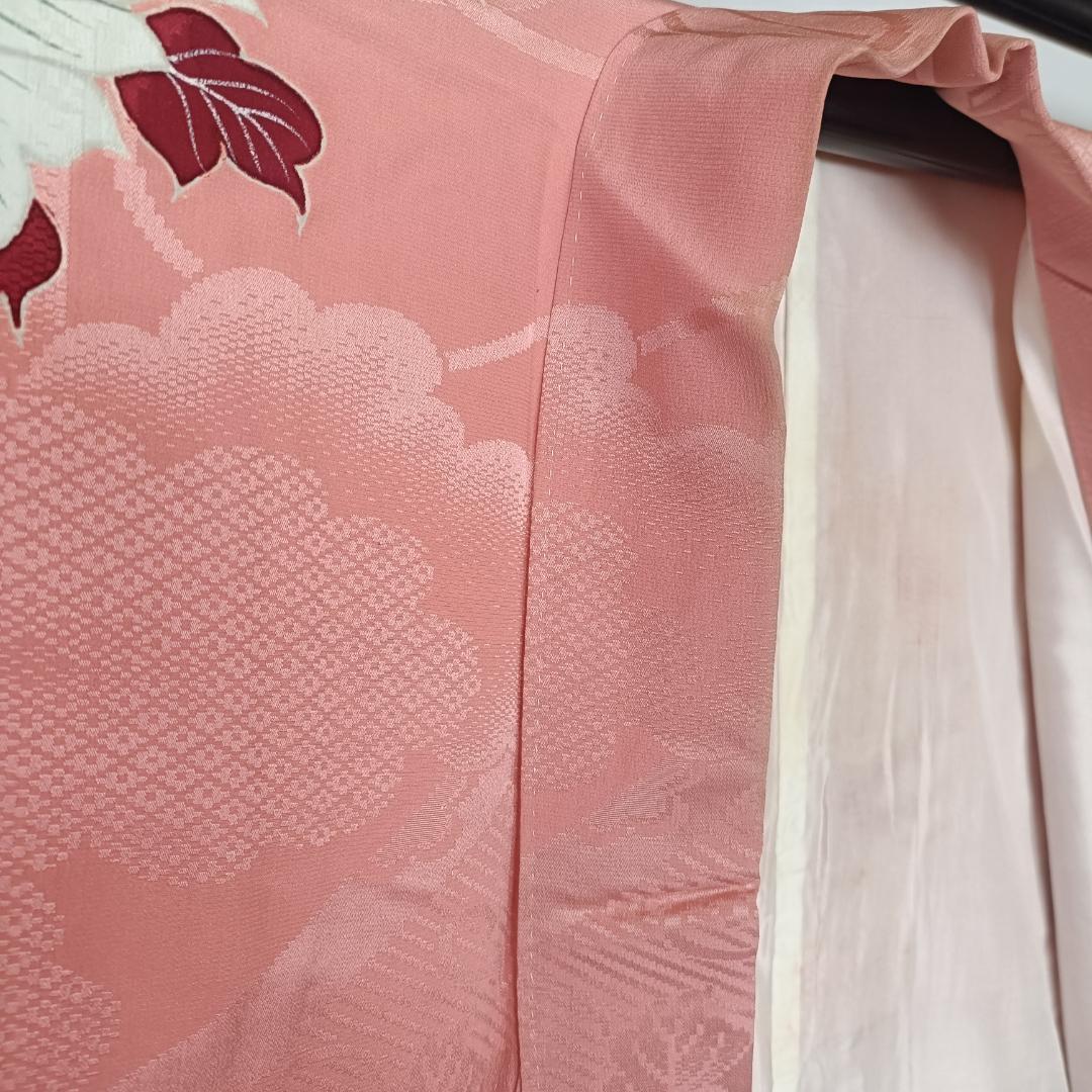 ◆2233◆アンティーク着物　中振袖　薔薇　百花　正絹縮緬　珊瑚色　和装着物