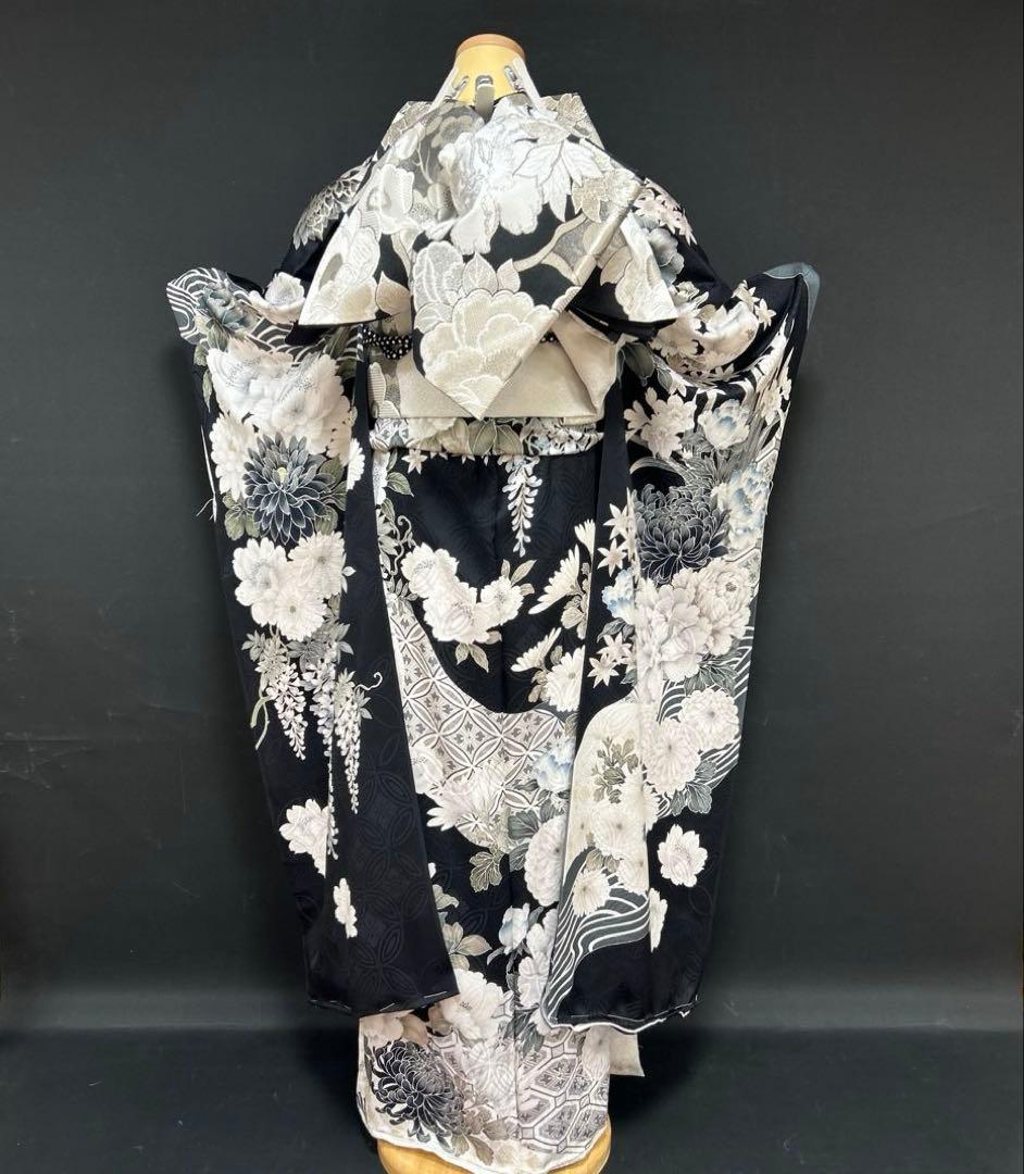 シックな黒地の牡丹と菊の振袖フルセット