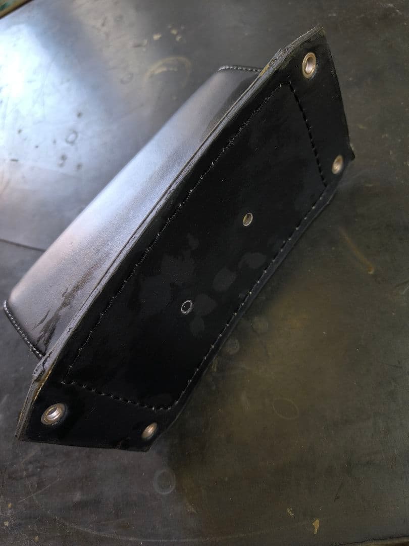 ピリオンパッドレザーシート 黒 金具付き