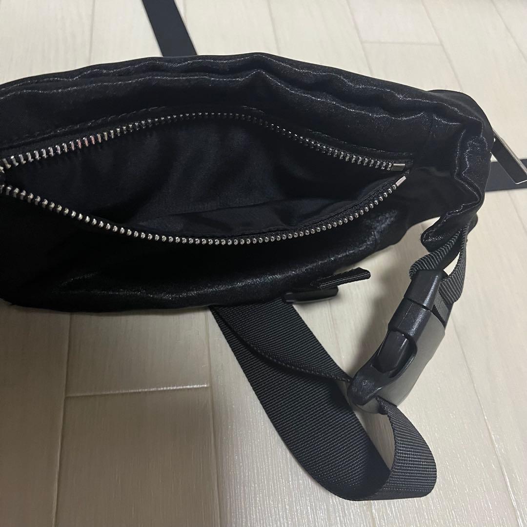 エピヌ ボディバッグ