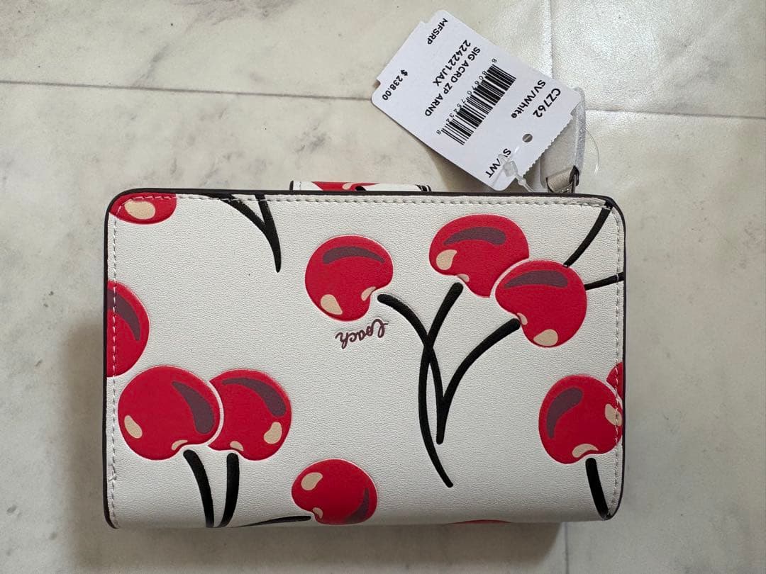 COACH チェリー柄 二つ折り財布　新品未使用　コーチさくらんぼ