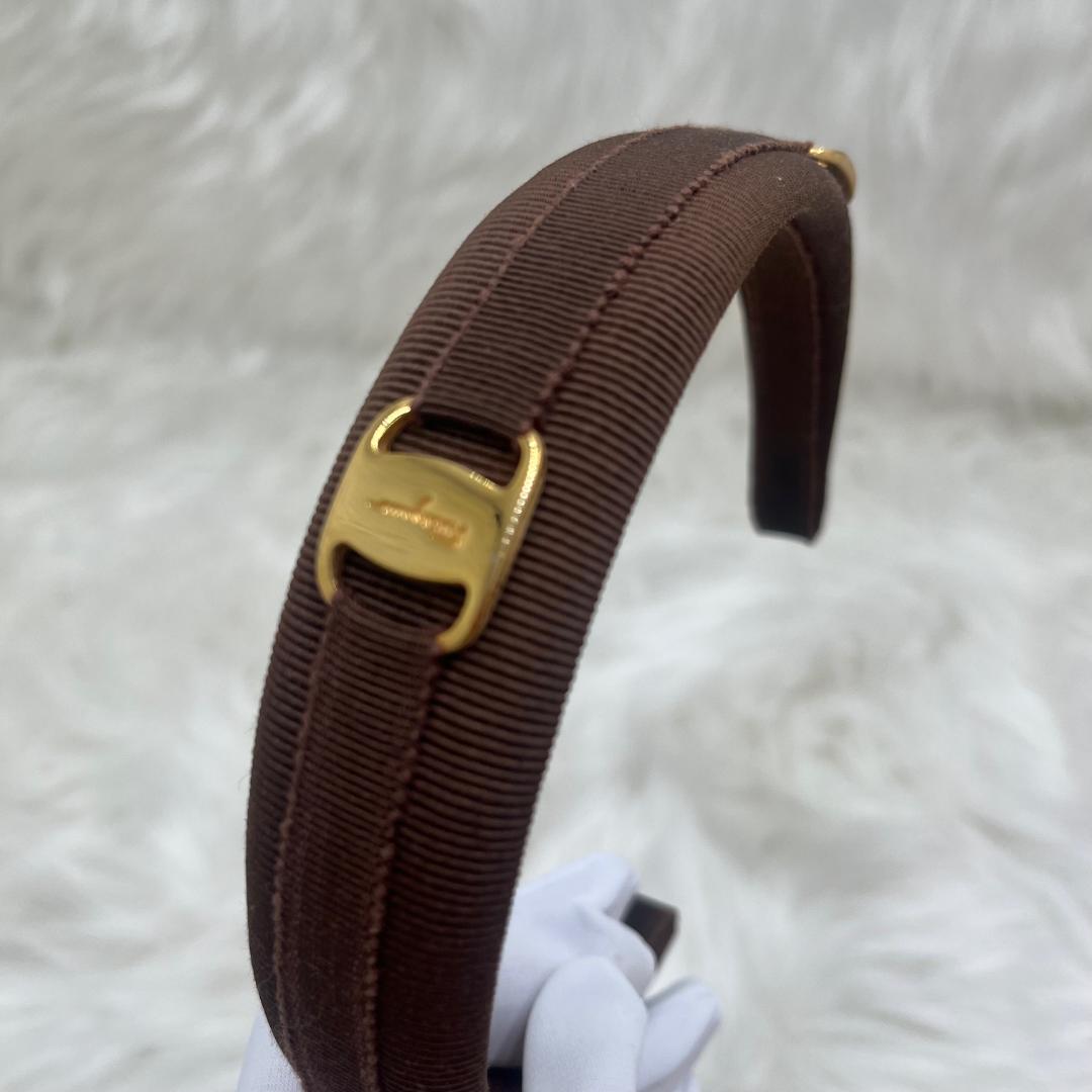 希少品美品✨Ferragamo フェラガモ カチューシャ　ブラウン　ロゴプレート