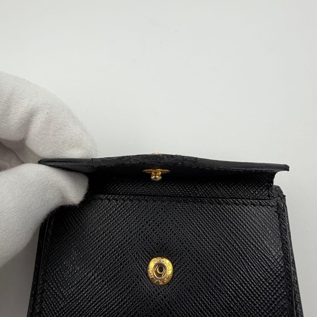 プラダ 三つ折り財布 レター型 ゴールド金具 ロゴ金具 サフィアーノレザー 黒