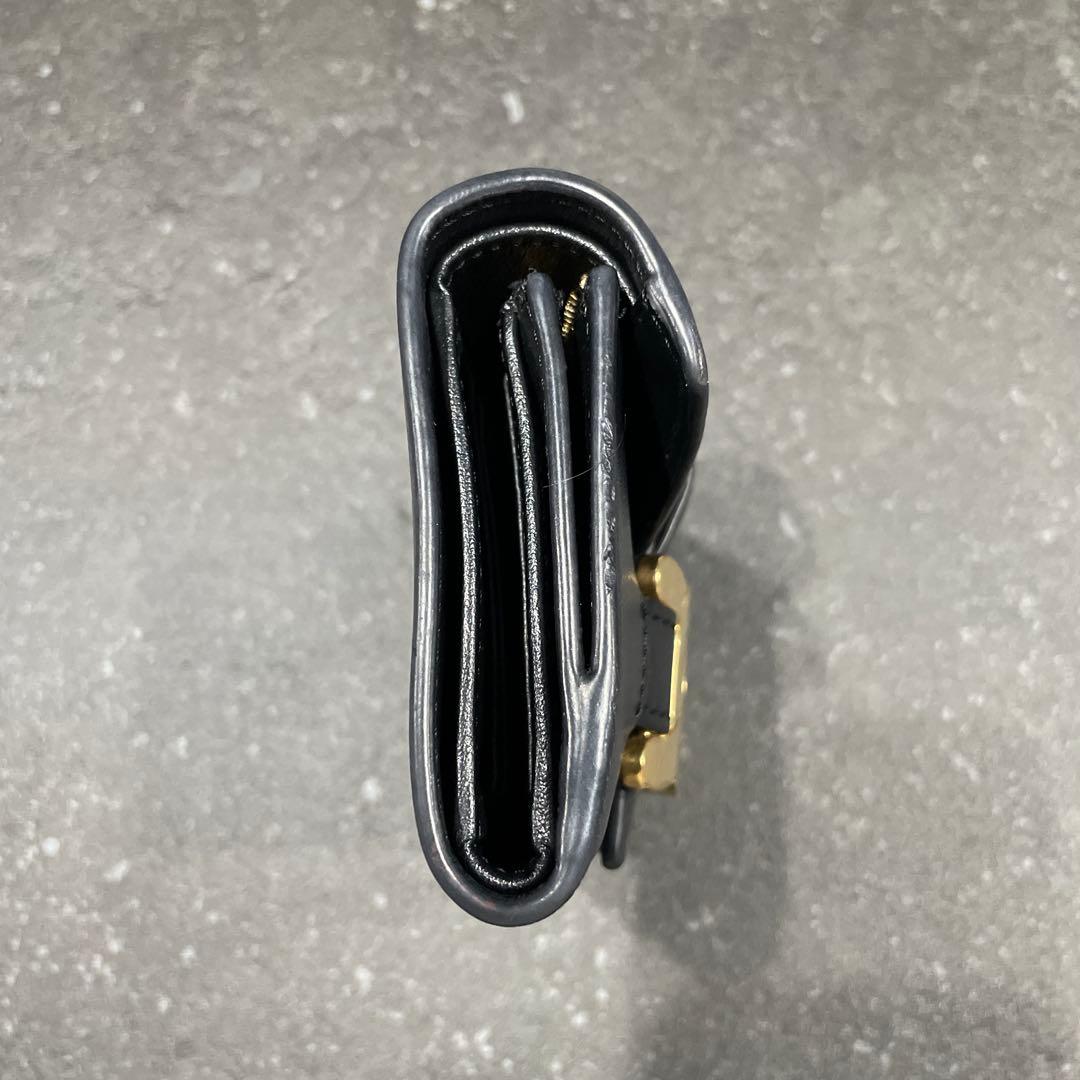 TOD'S三つ折り財布 ゴールド金具付き