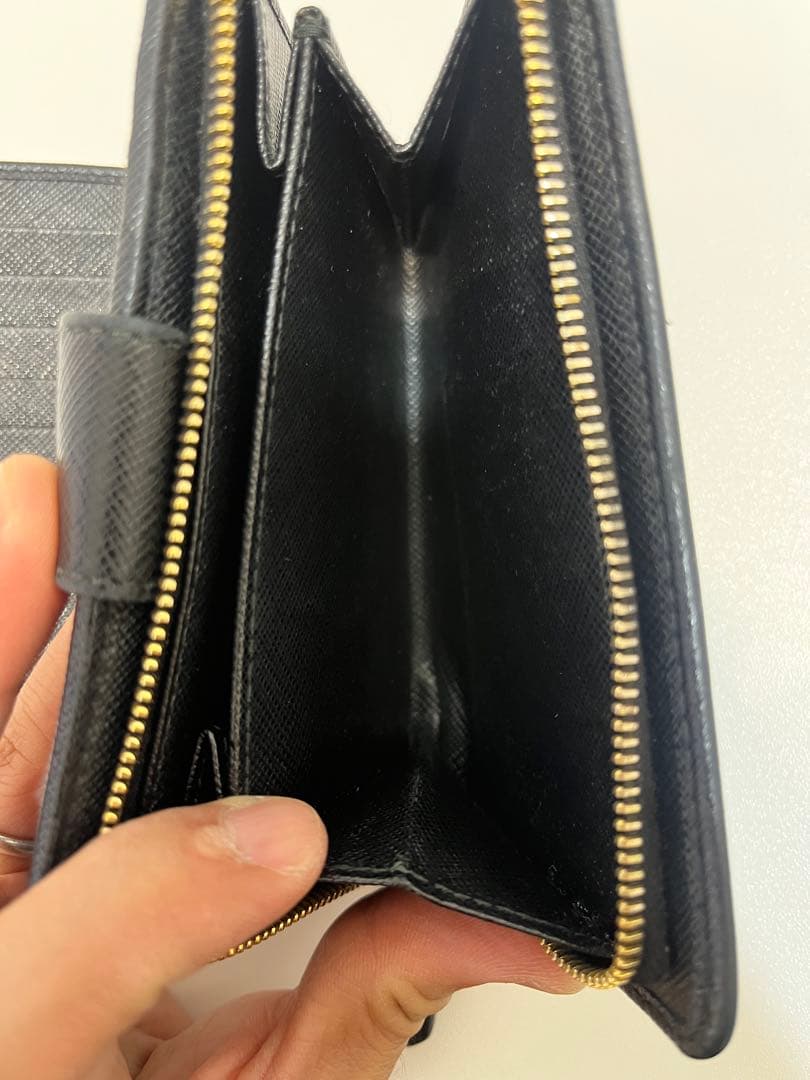 PRADA ブラックレザー 二つ折り財布