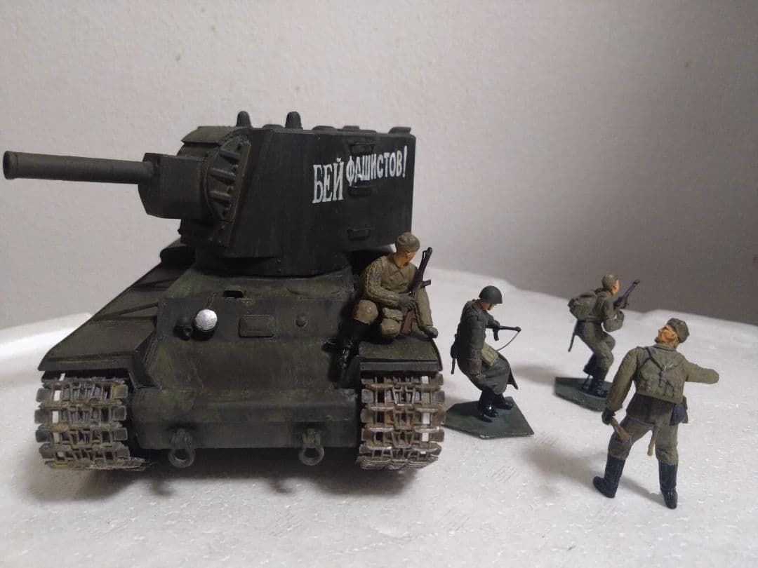 プラモデル戦車プラモデル1/35ソビエト重戦車ＫＶ2ビッグターレット完成品。