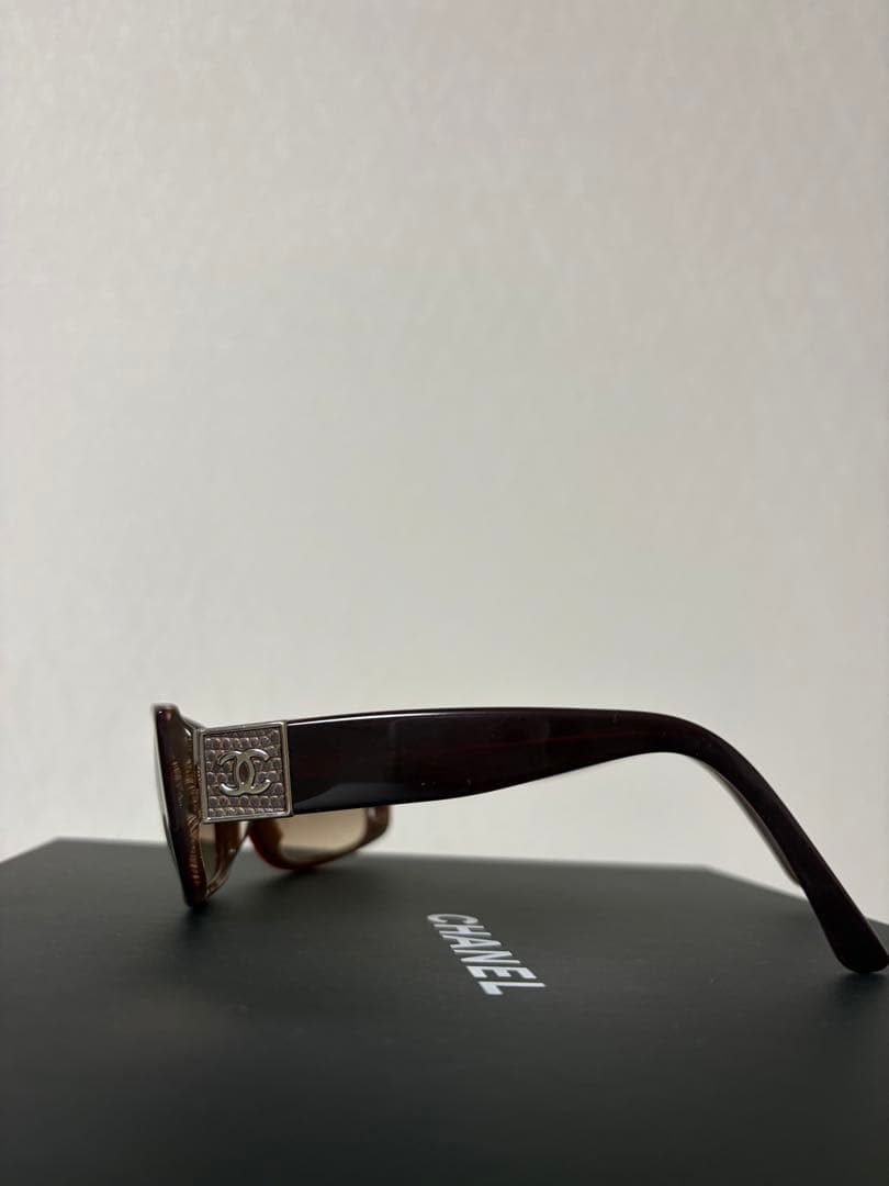 CHANELサングラス　ワインレッド色