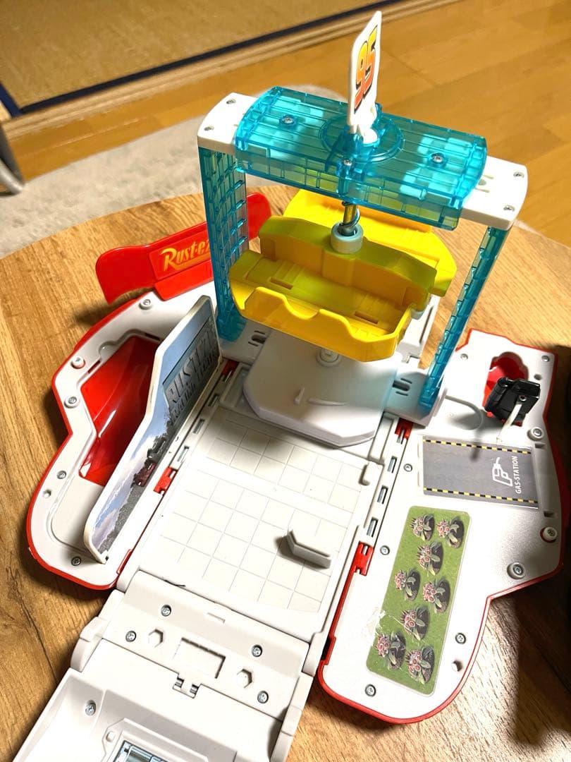 カーズ　トミカ　組み立て　トルネードシューター　基地に変身メーター