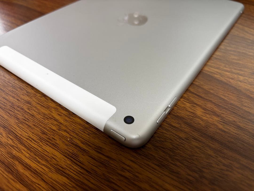 iPad (第６世代) Wi-Fi + Cellular 32GB シルバー