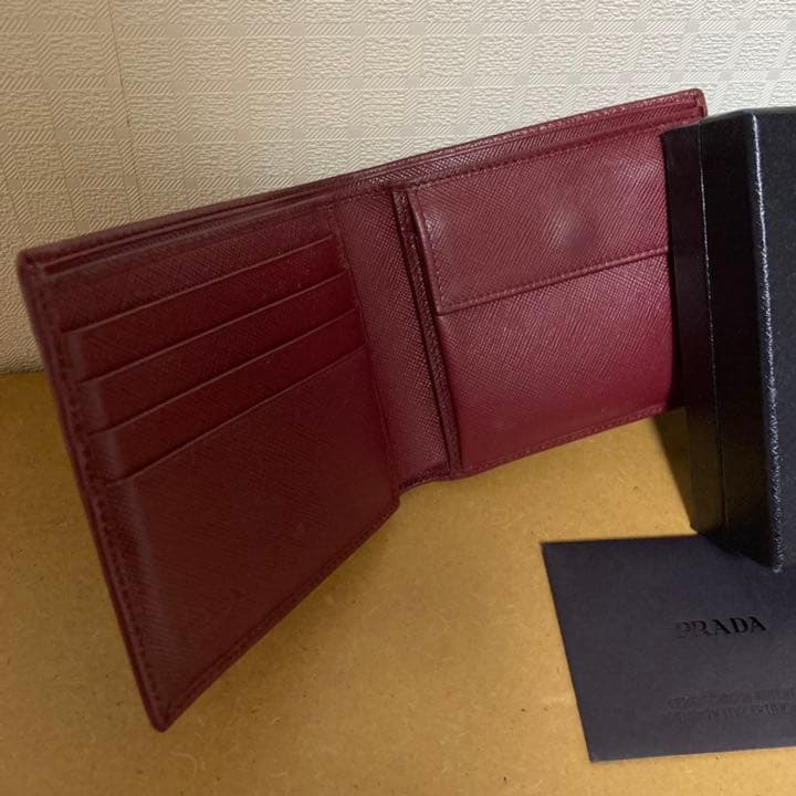 ゼットン☆美品☆PRADA プラダ 二つ折り財布☆赤