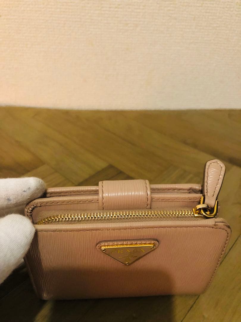 PRADA ベージュ 二つ折り財布 エナメルレザー　ICチップ(RFID)搭載