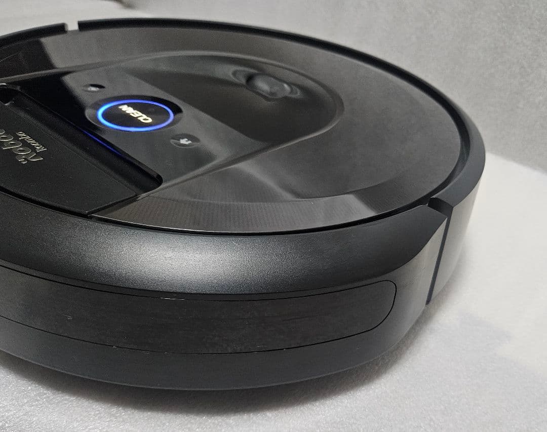 iRobot Roomba i7+ 302531 ロボット掃除機 と付属品。