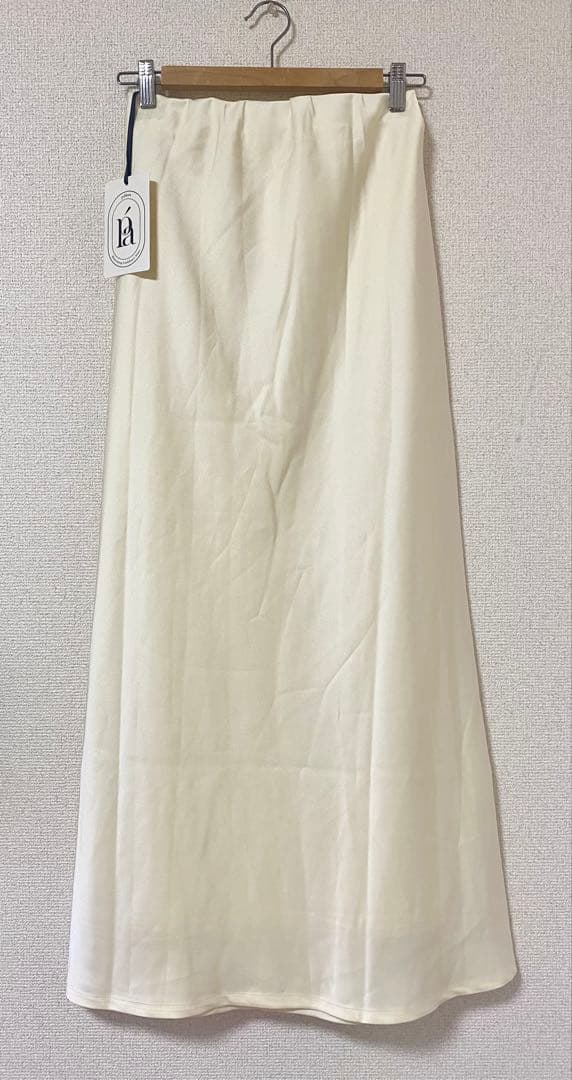 新品　poláura ポローラ　セミフレアサテンスカート　アイボリー　M