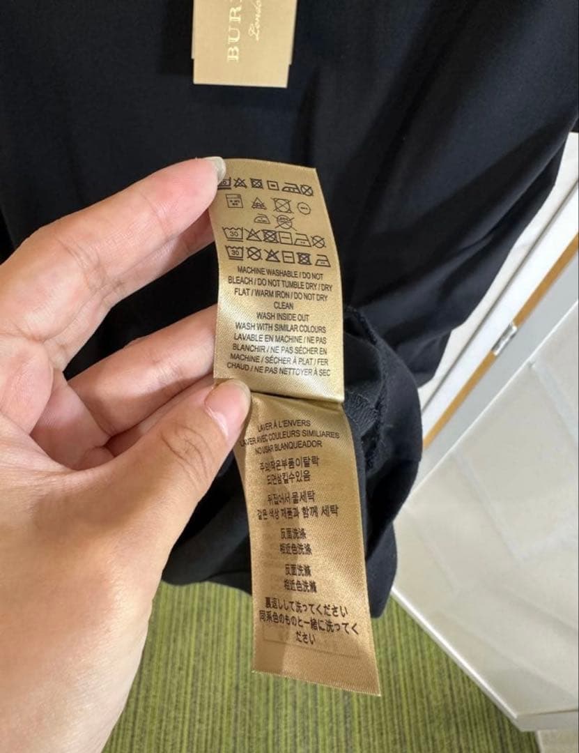 BURBERRY 【試着のみ！！】ブラック Vネック Tシャツ