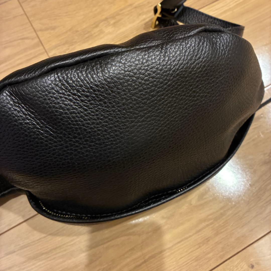 【美品】AULENTTI 黒 レザー ボディバッグ 調整可能