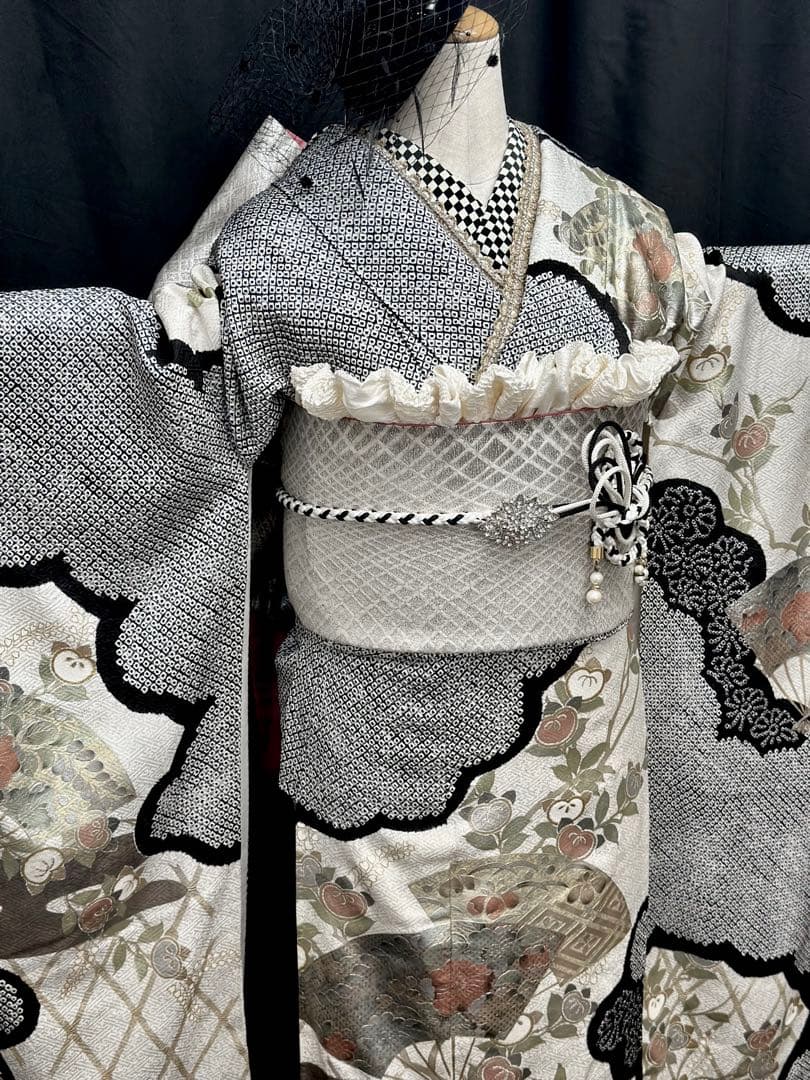 振袖 グレーと黒の花柄 着物　フルセット