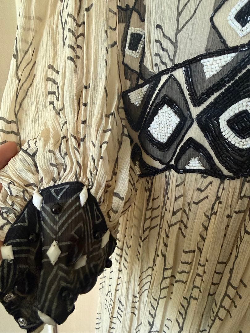 幾何学模様刺繍の長袖ワンピース