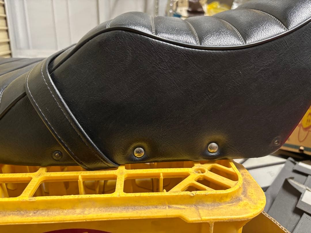 ゼファー χ タックロール シート　ドレミコレクション　バイク用シート 黒