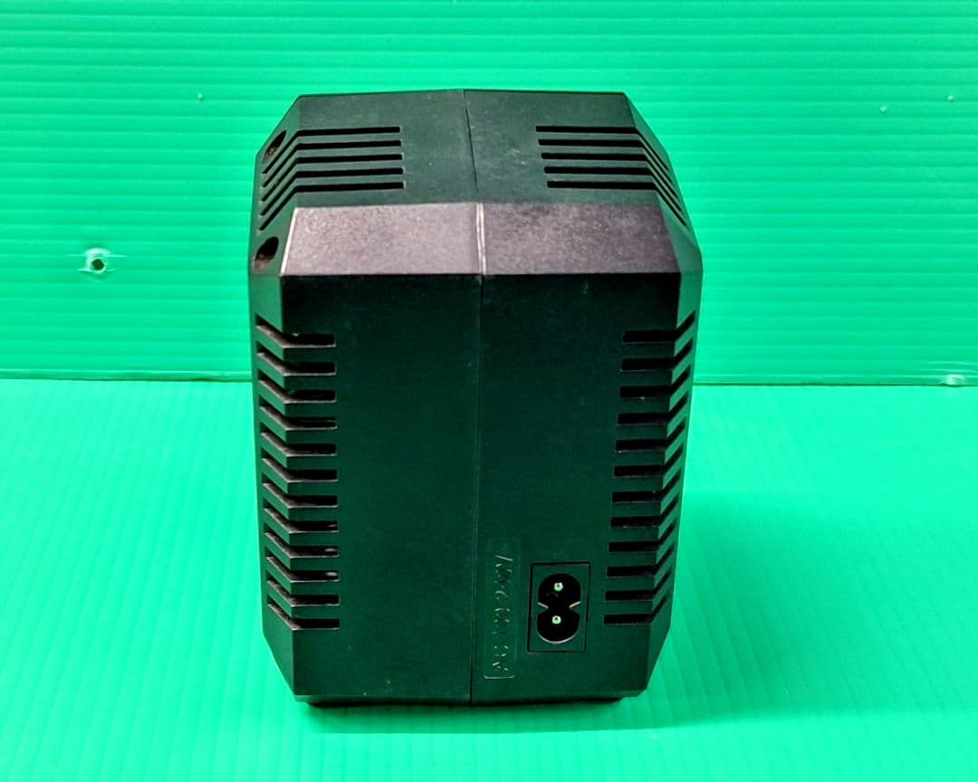 ラジコン用バッテリー充電器 ハイテック製 X2バーティカルコンパクト。