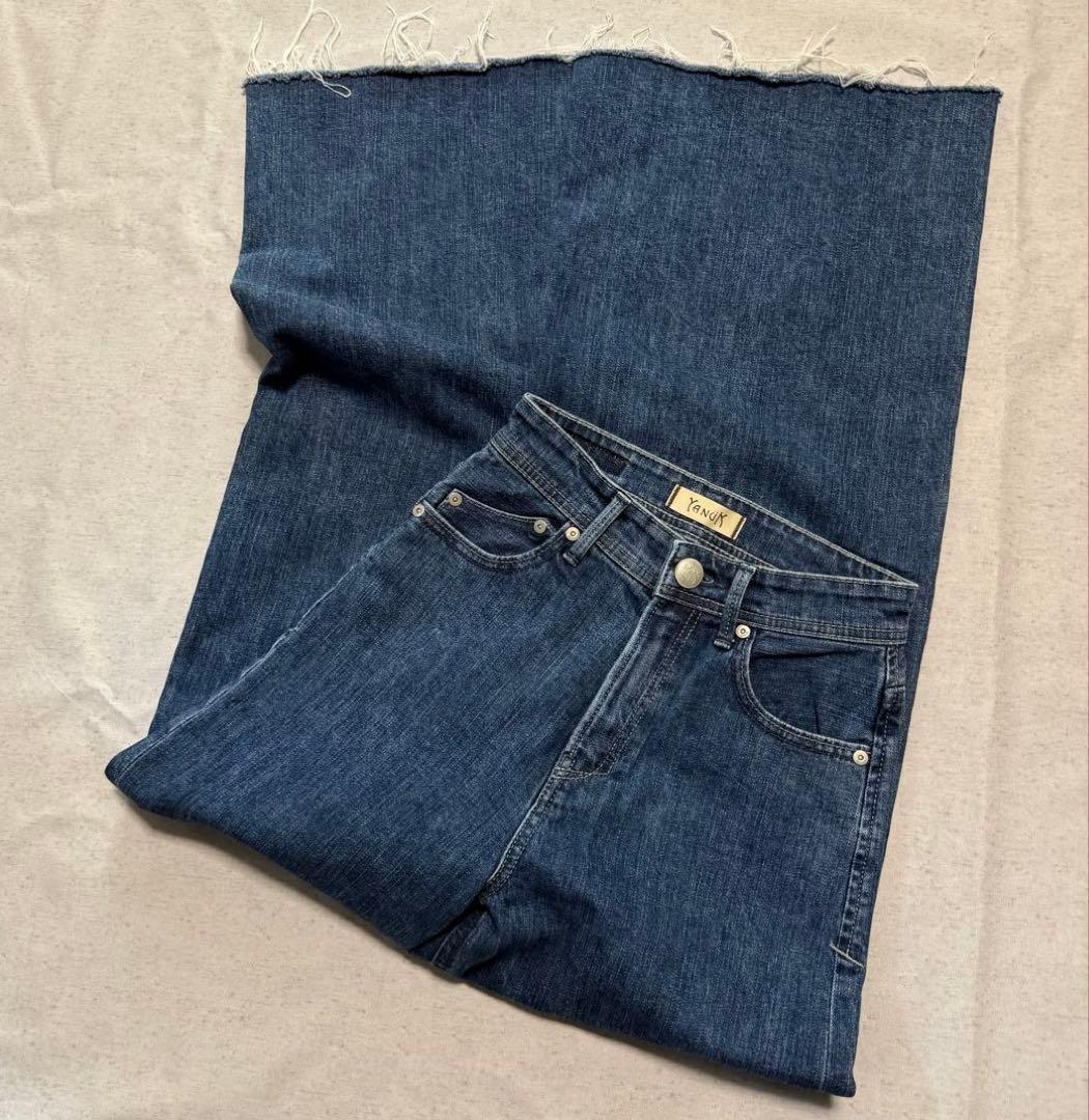 YANUK ワイドフレア デニムパンツ 23 レザーパッチ カットオフ ブルー