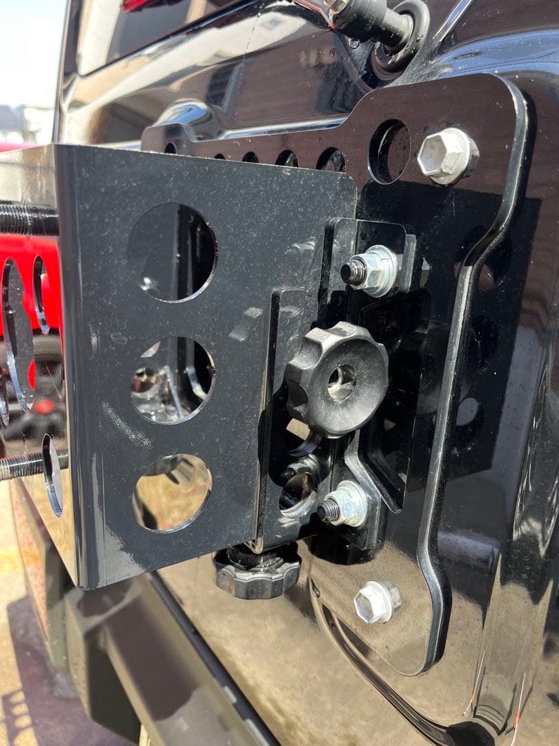 APIO スペアタイヤブラケット ジムニー　JB64(車検対応品)