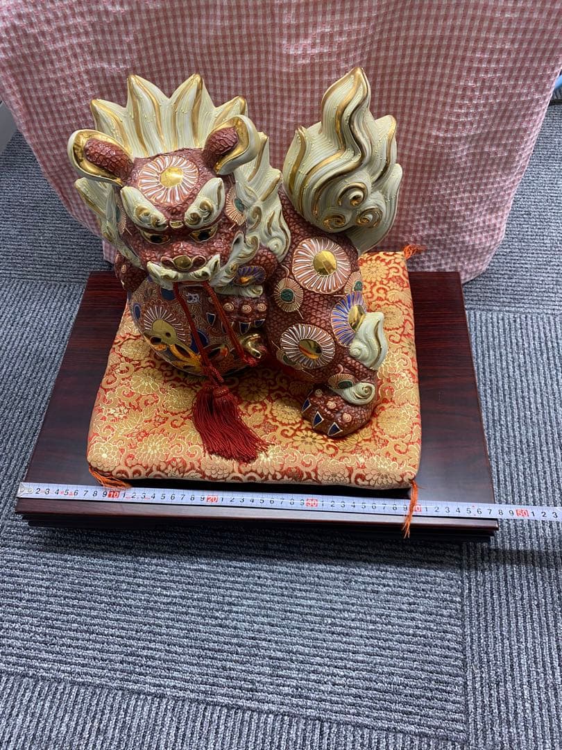 九谷焼 玉乗り獅子 置物　台、布団付き