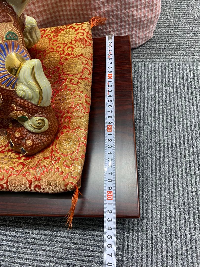 九谷焼 玉乗り獅子 置物　台、布団付き