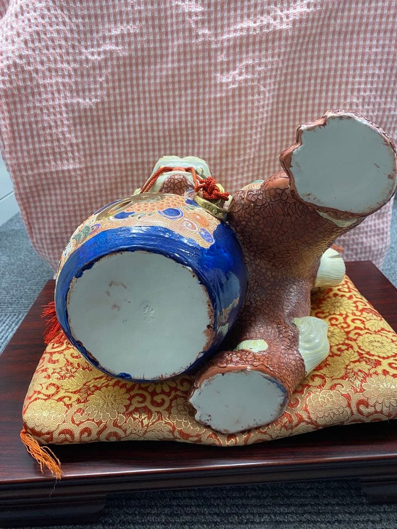 九谷焼 玉乗り獅子 置物　台、布団付き