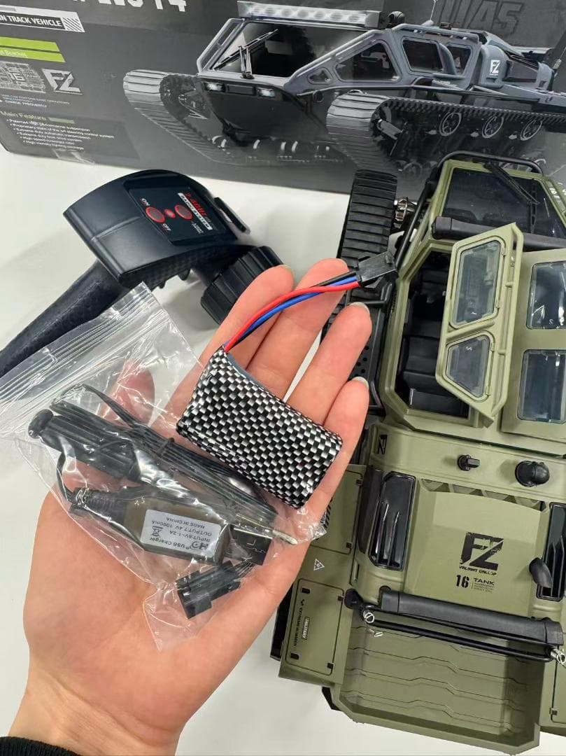 ラジコンカー クローラー RCカー 高速 戦車 2.4Ghz E8812 中古