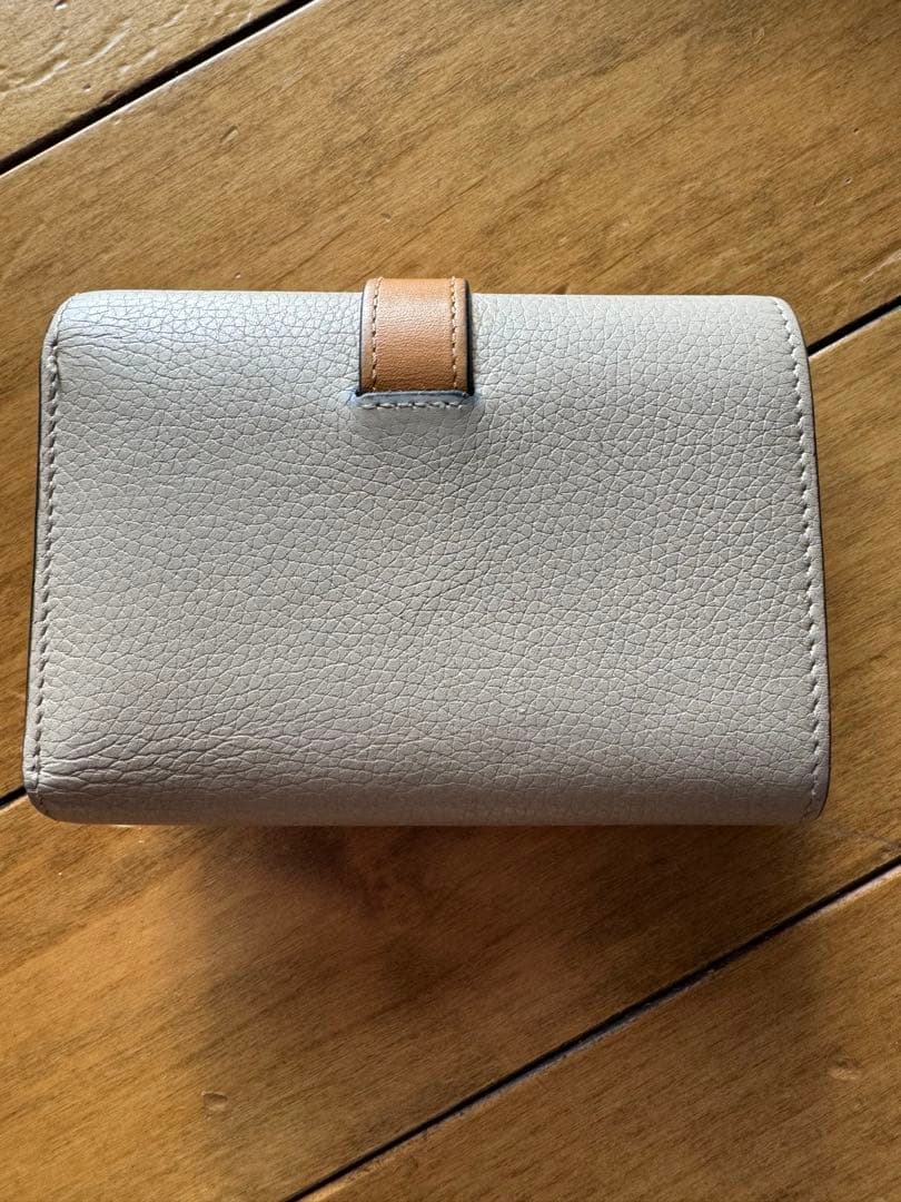 ロエベ　 LOEWE レザー 二つ折り財布　ライトウォーツ