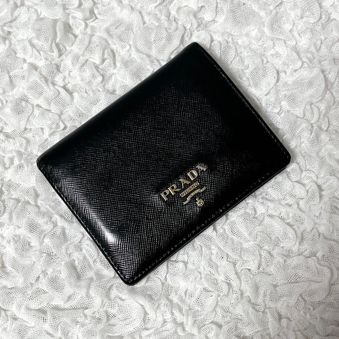 PRADA サフィアーノレザー 二つ折り財布 ブラック　コンパクト　黒　ゴールド
