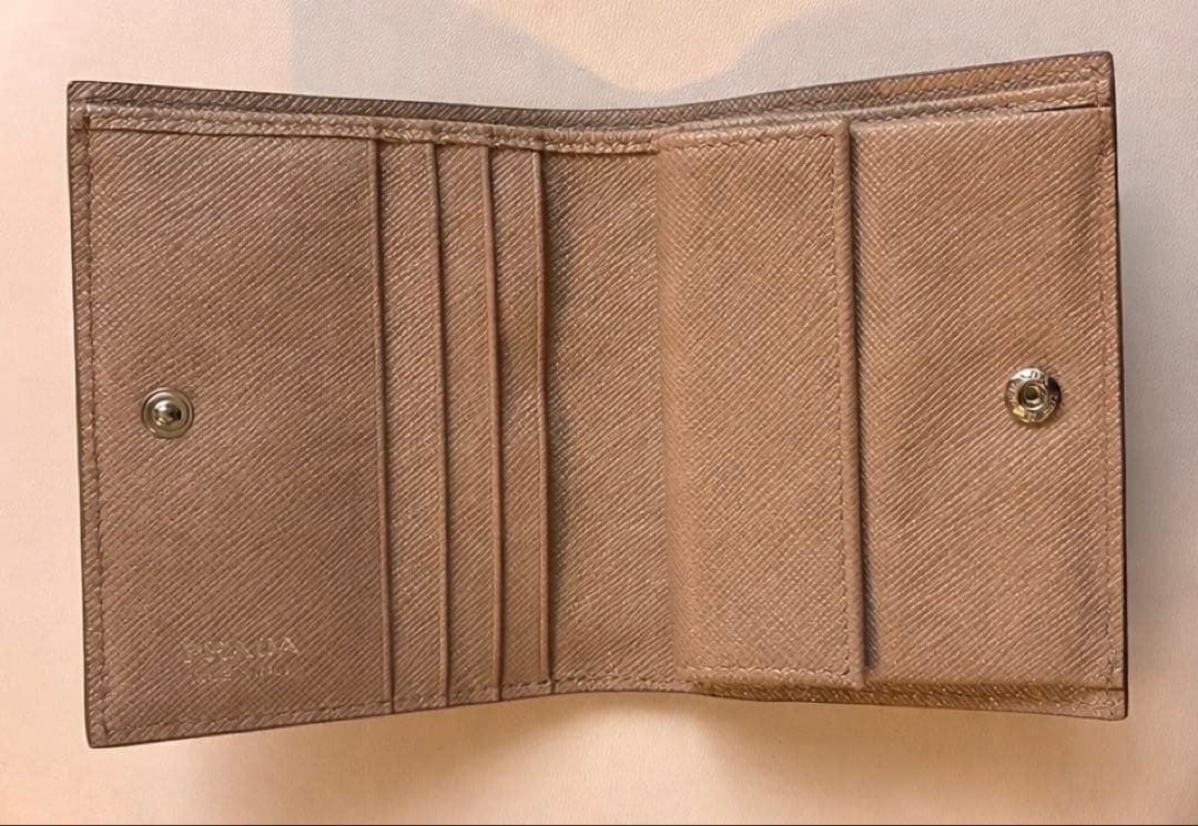 PRADA ベージュ 二つ折り財布 モチーフ付き