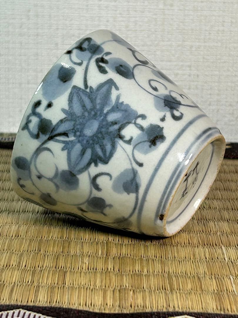 古伊万里蕎麦猪口・初期手 染付唐草　一部こんにゃく版 口縁部に金繕いあり